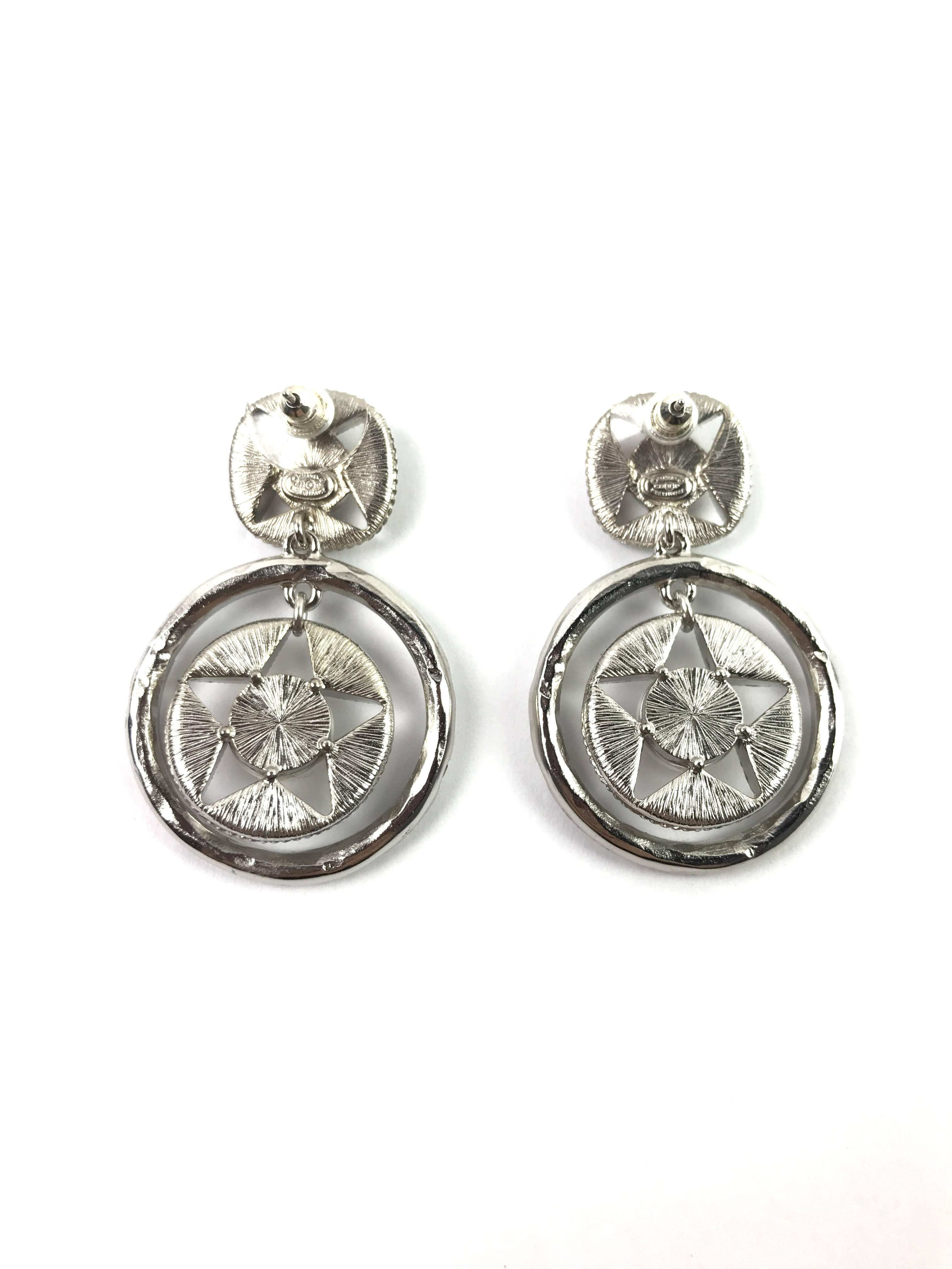 22P Silver Round w/Star Drop Earrings