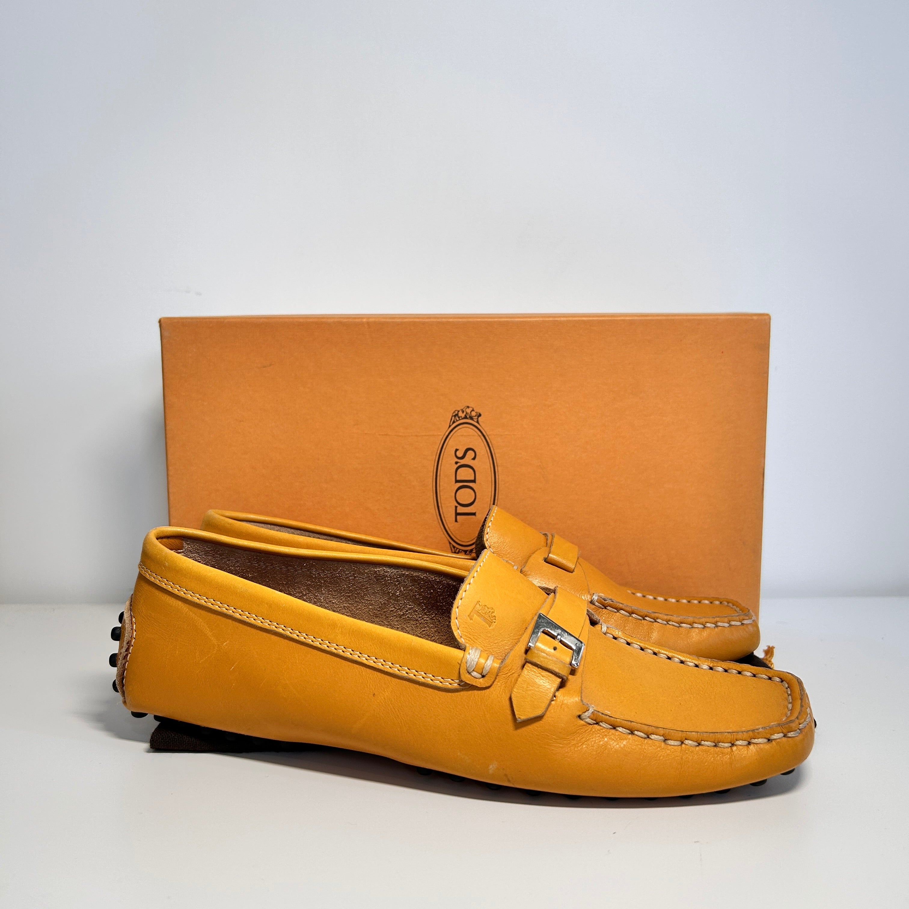 Yellow Leather Gommino T-logo Plaque Loafers