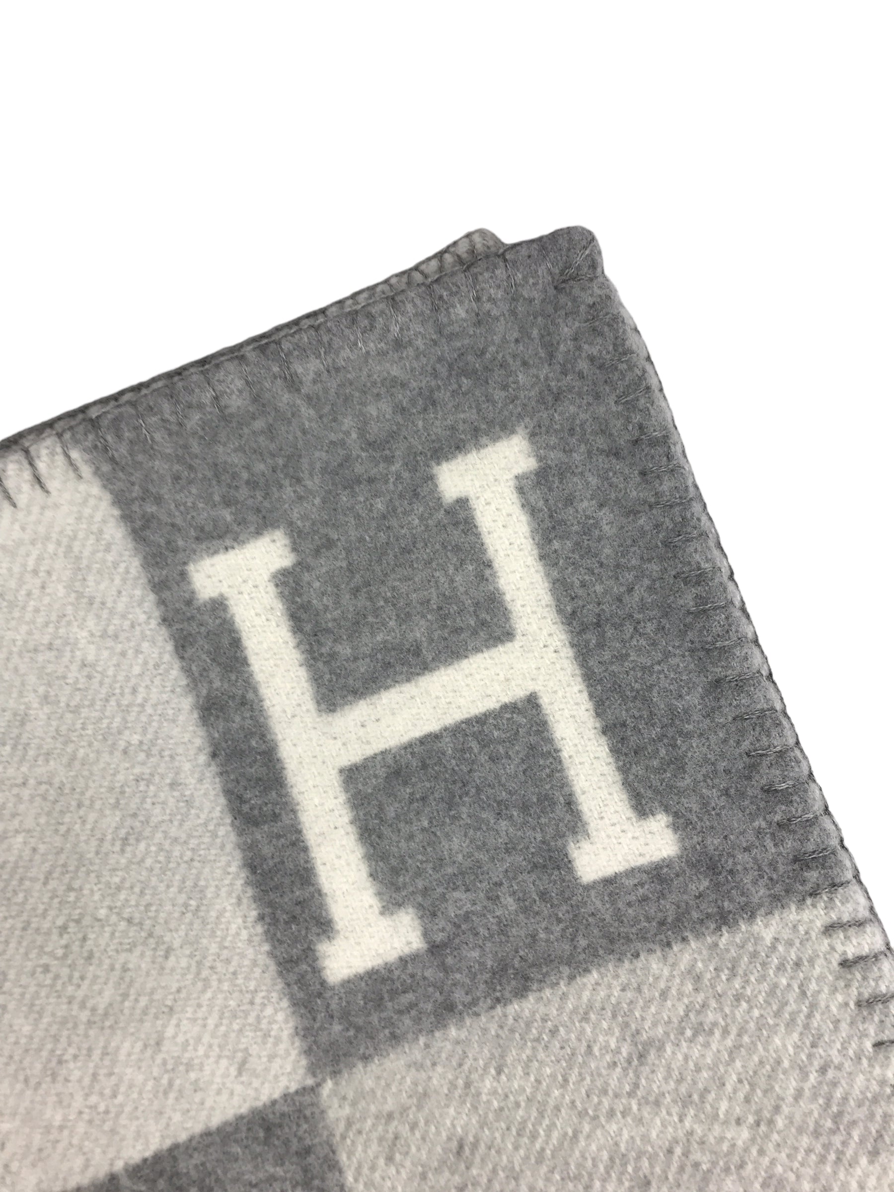 Ecru/Gris Clair Avalon III Throw Blanket