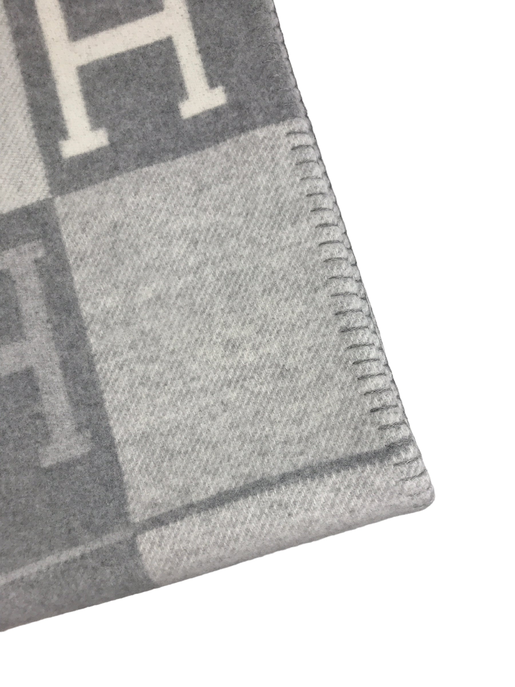 Ecru/Gris Clair Avalon III Throw Blanket