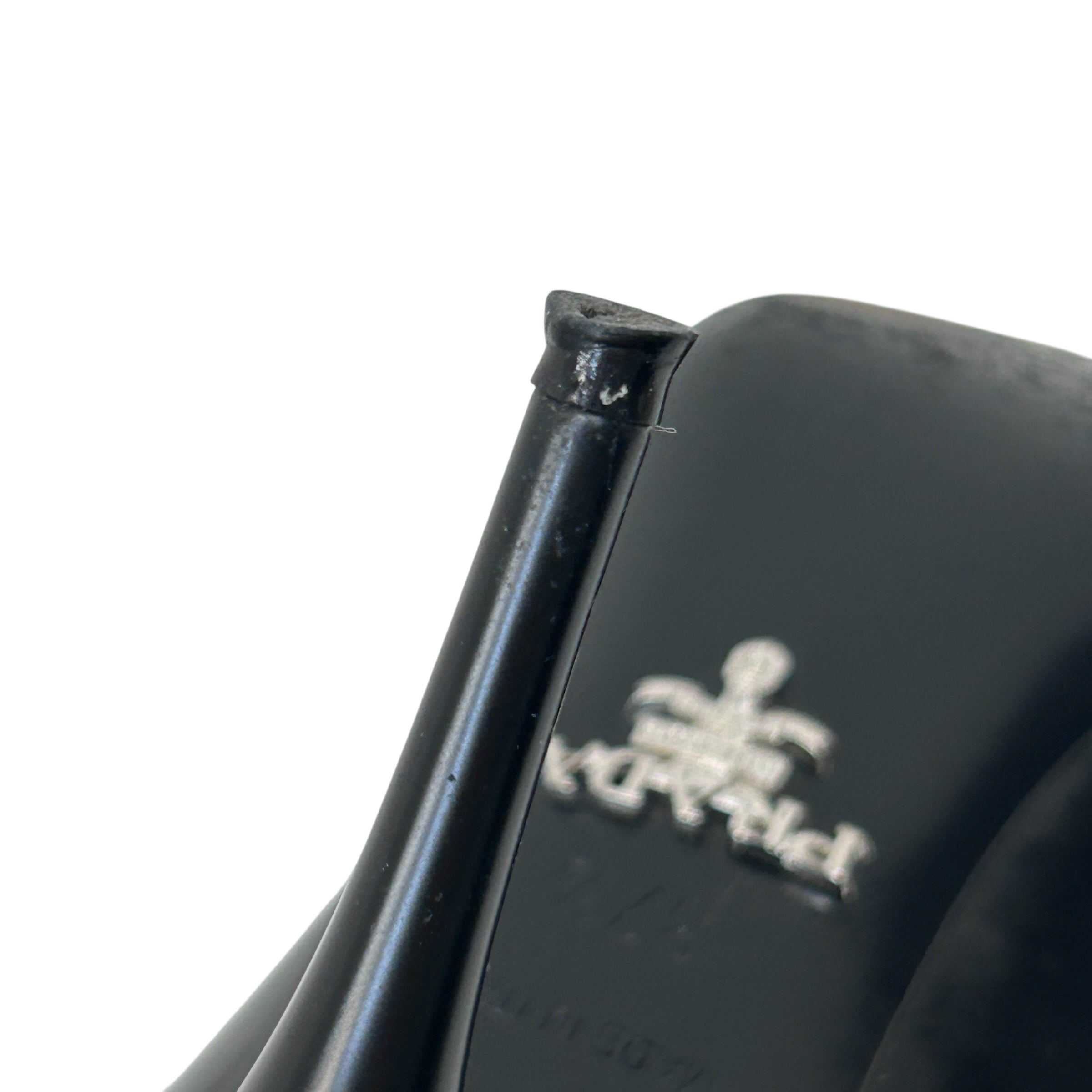 Black Enameled Metal Triangle Leather Pumps