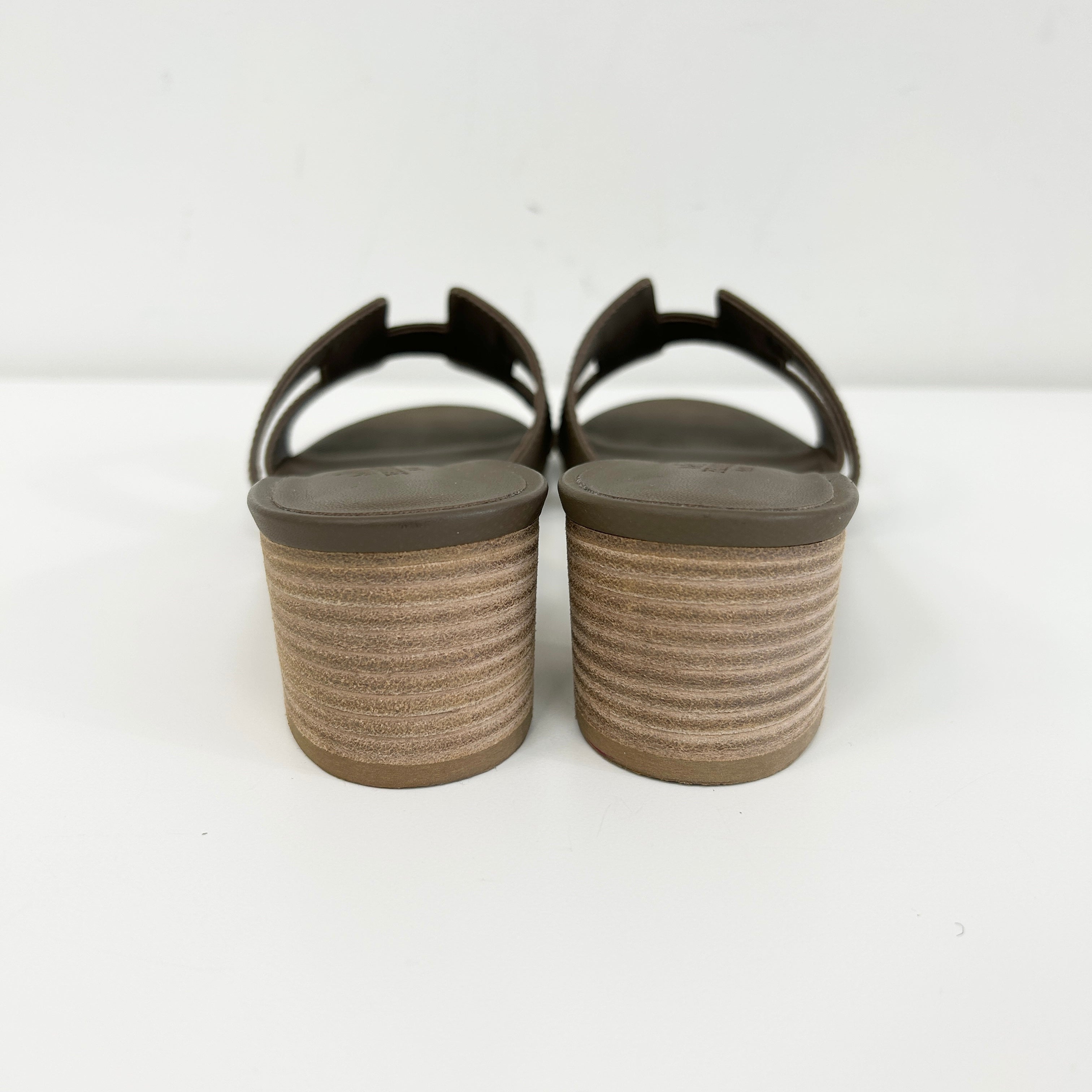 Etoupe Epsom Oasis Block Heel Sandals - Haute Classics