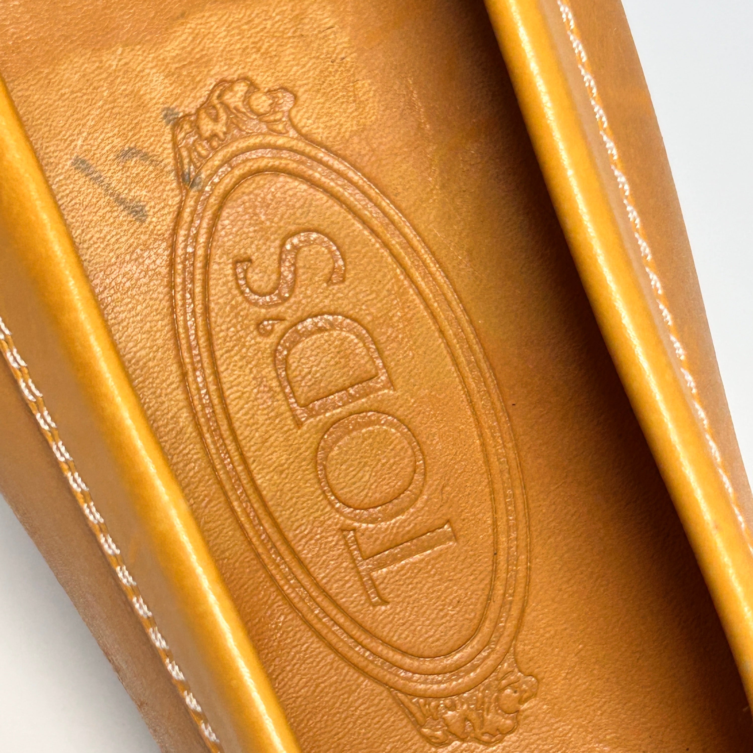 Yellow Leather Gommino T-logo Plaque Loafers
