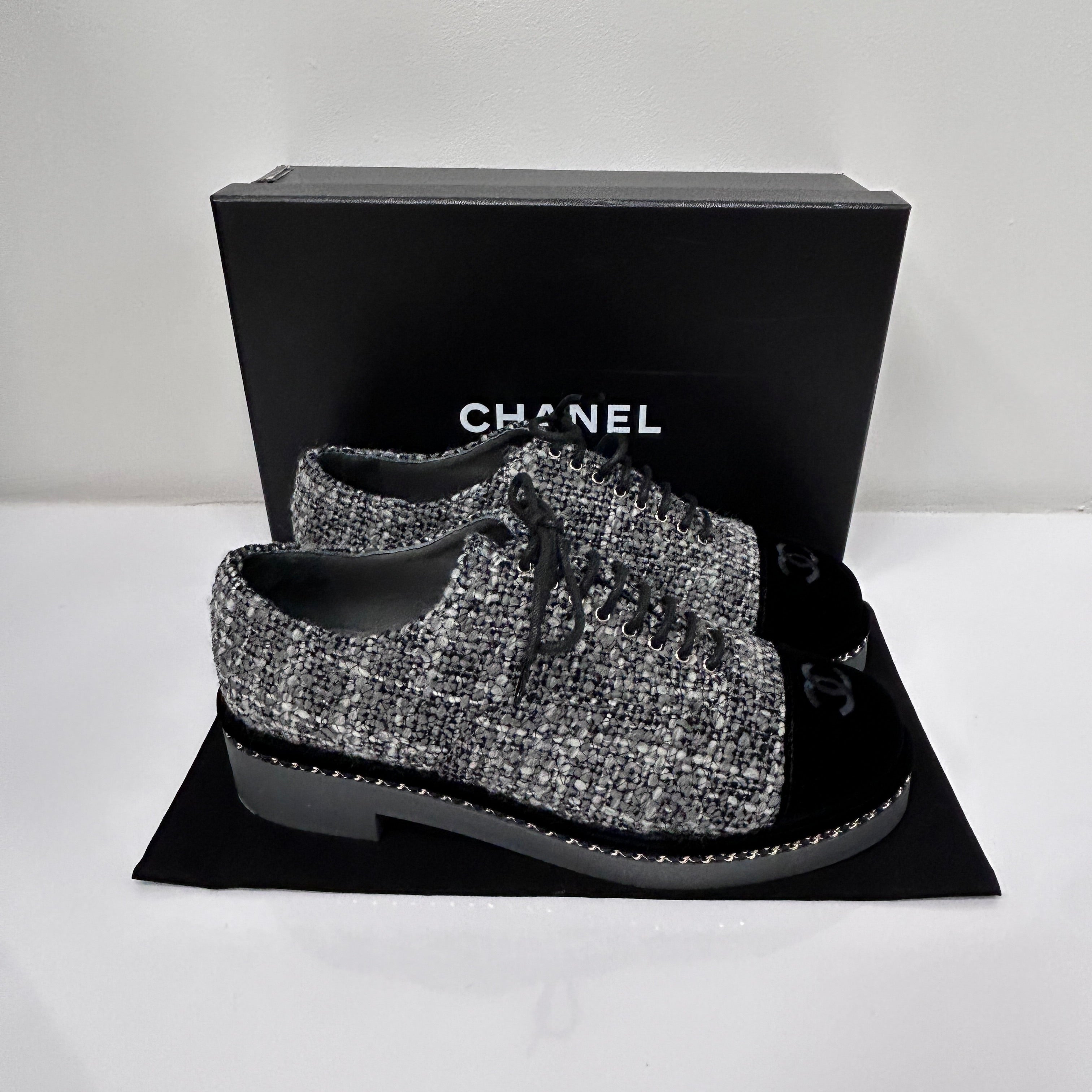 20K Grey Tweed Black Velvet CC Logo Chain Around Lace Up Flat Loafer