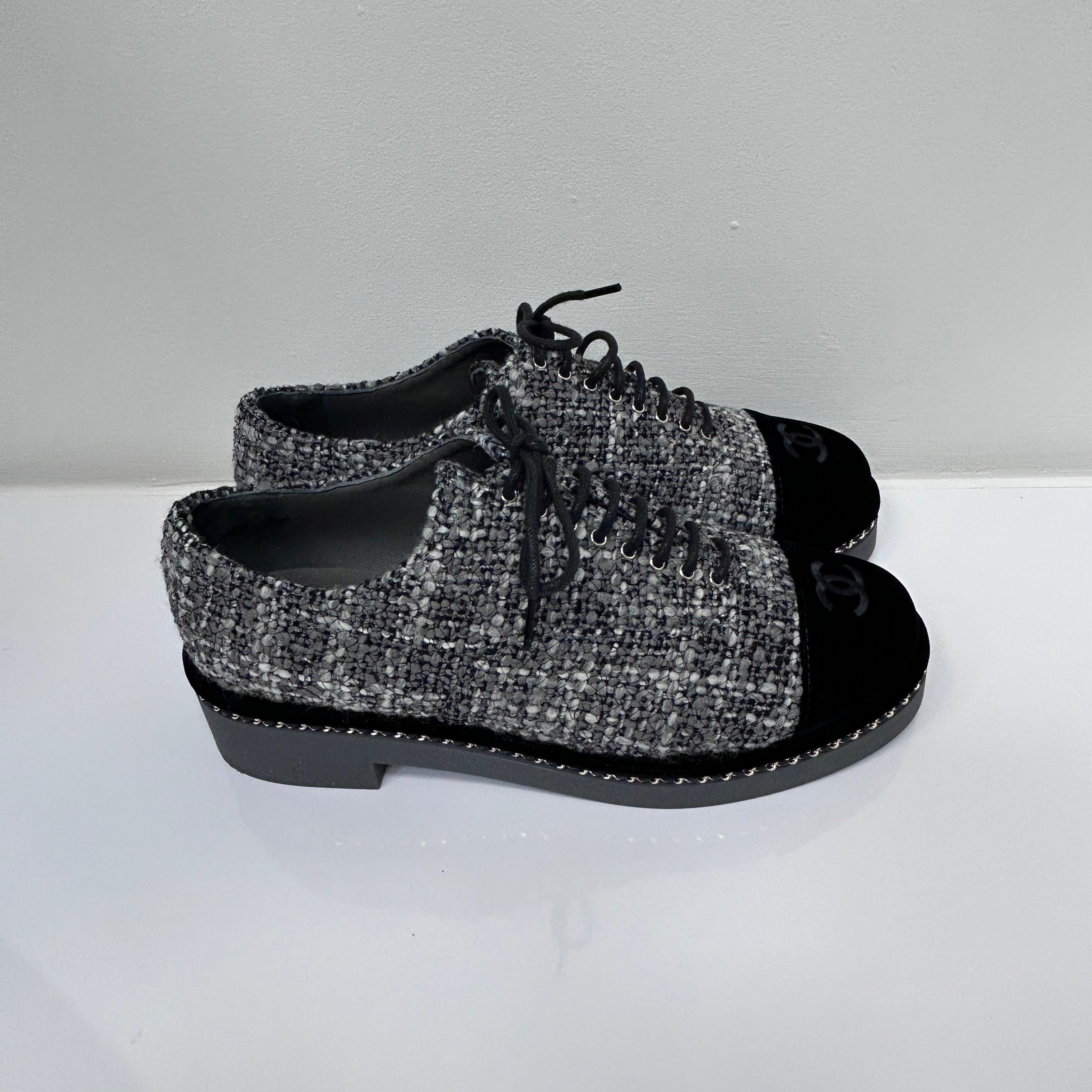 20K Grey Tweed Black Velvet CC Logo Chain Around Lace Up Flat Loafer