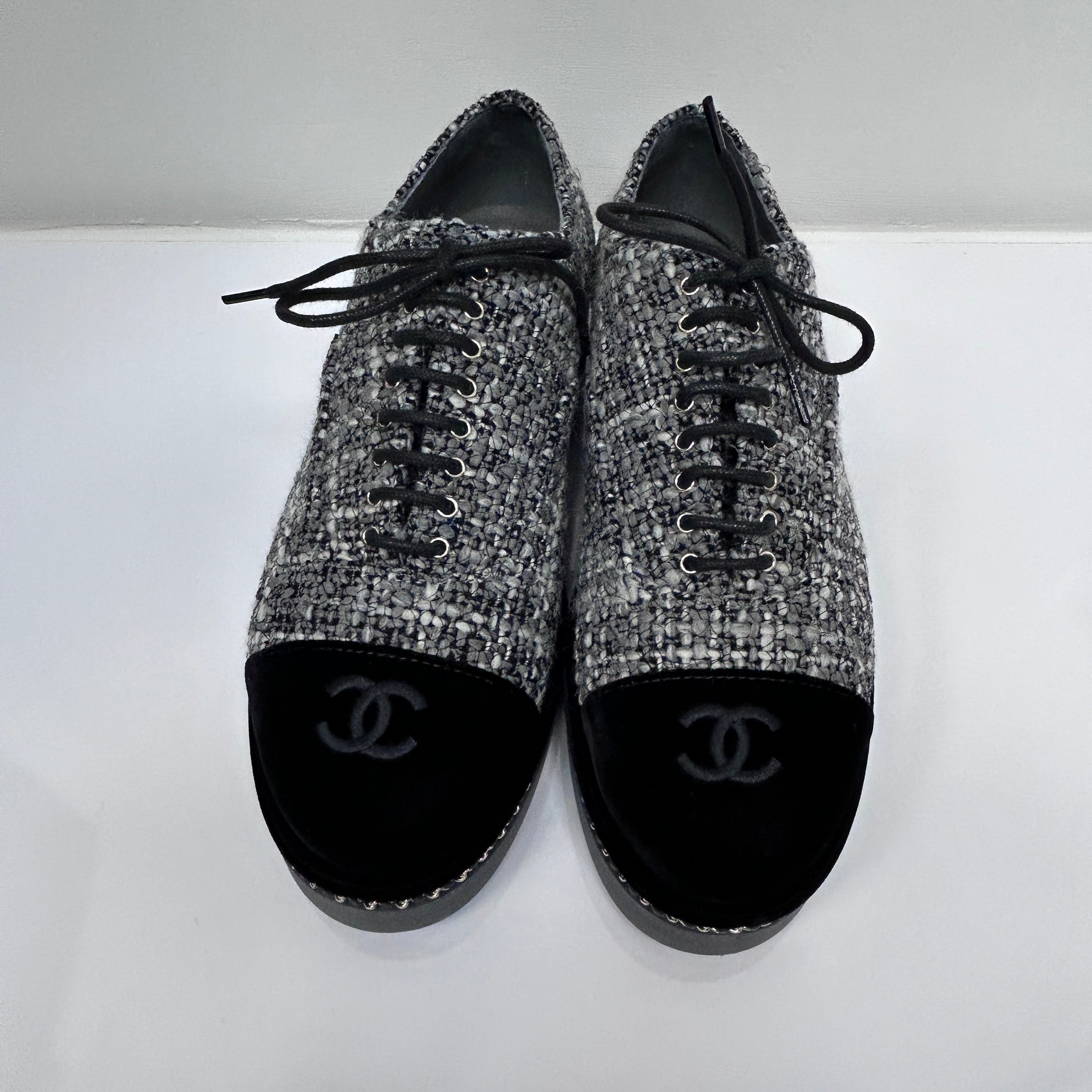 20K Grey Tweed Black Velvet CC Logo Chain Around Lace Up Flat Loafer