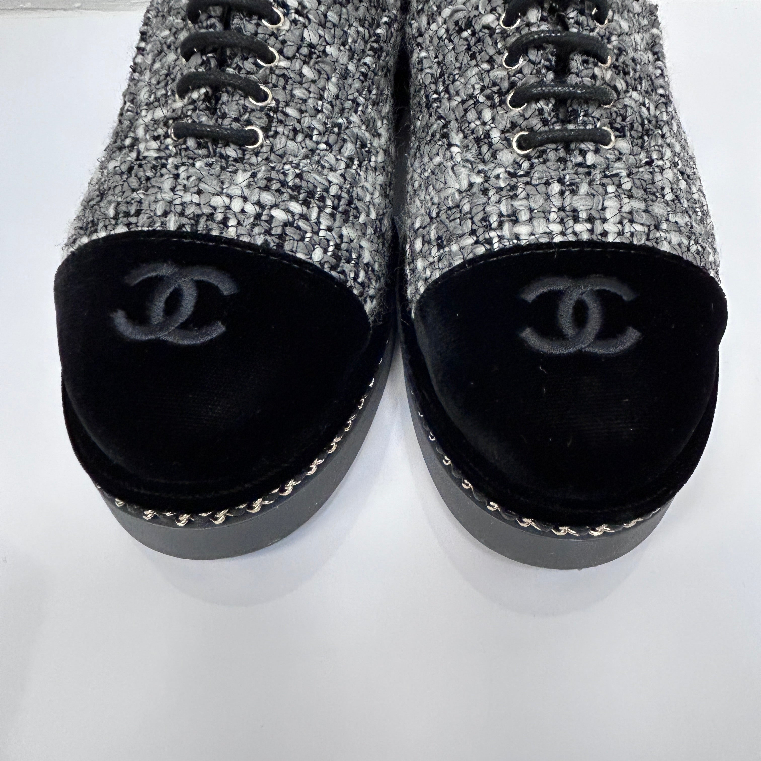 20K Grey Tweed Black Velvet CC Logo Chain Around Lace Up Flat Loafer