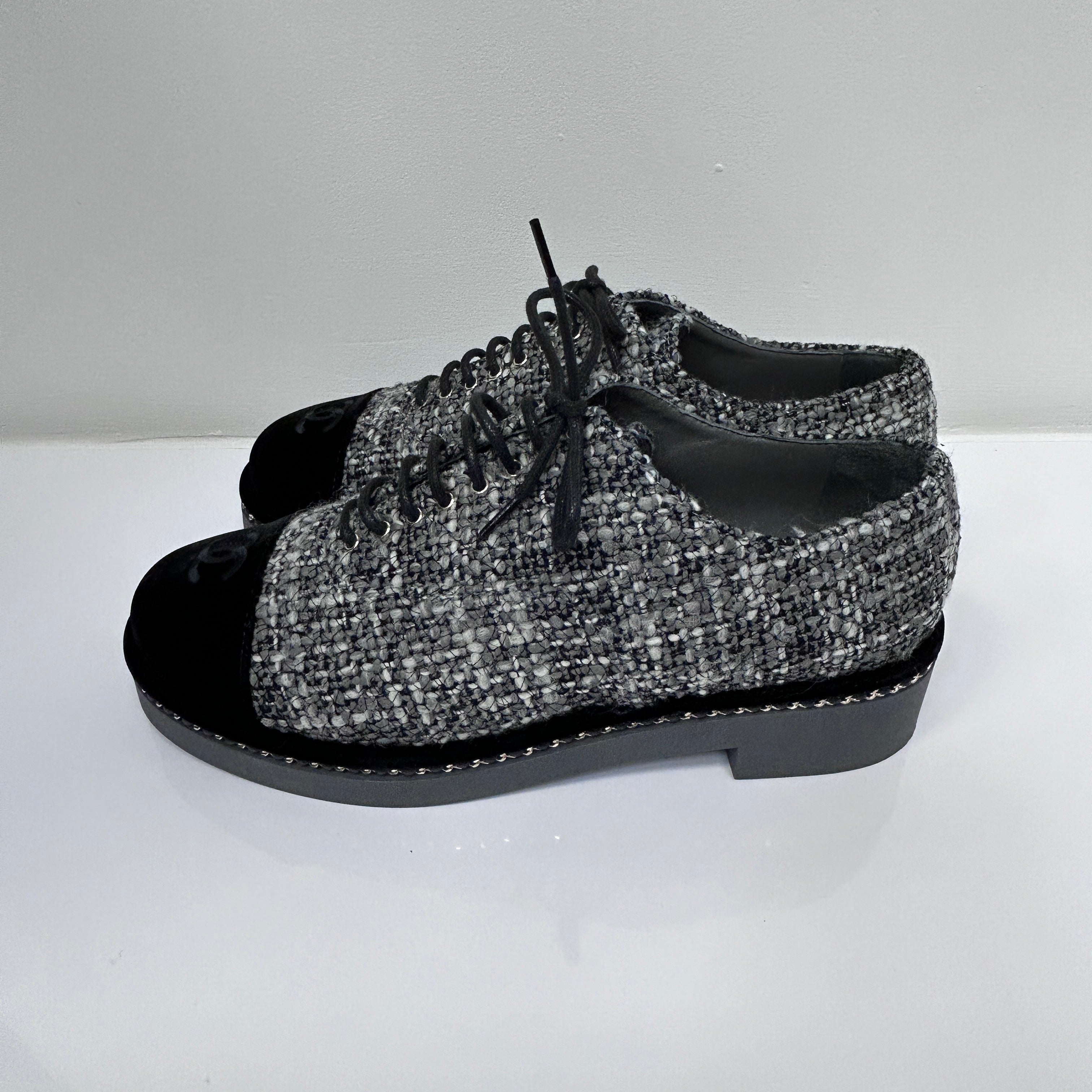 20K Grey Tweed Black Velvet CC Logo Chain Around Lace Up Flat Loafer