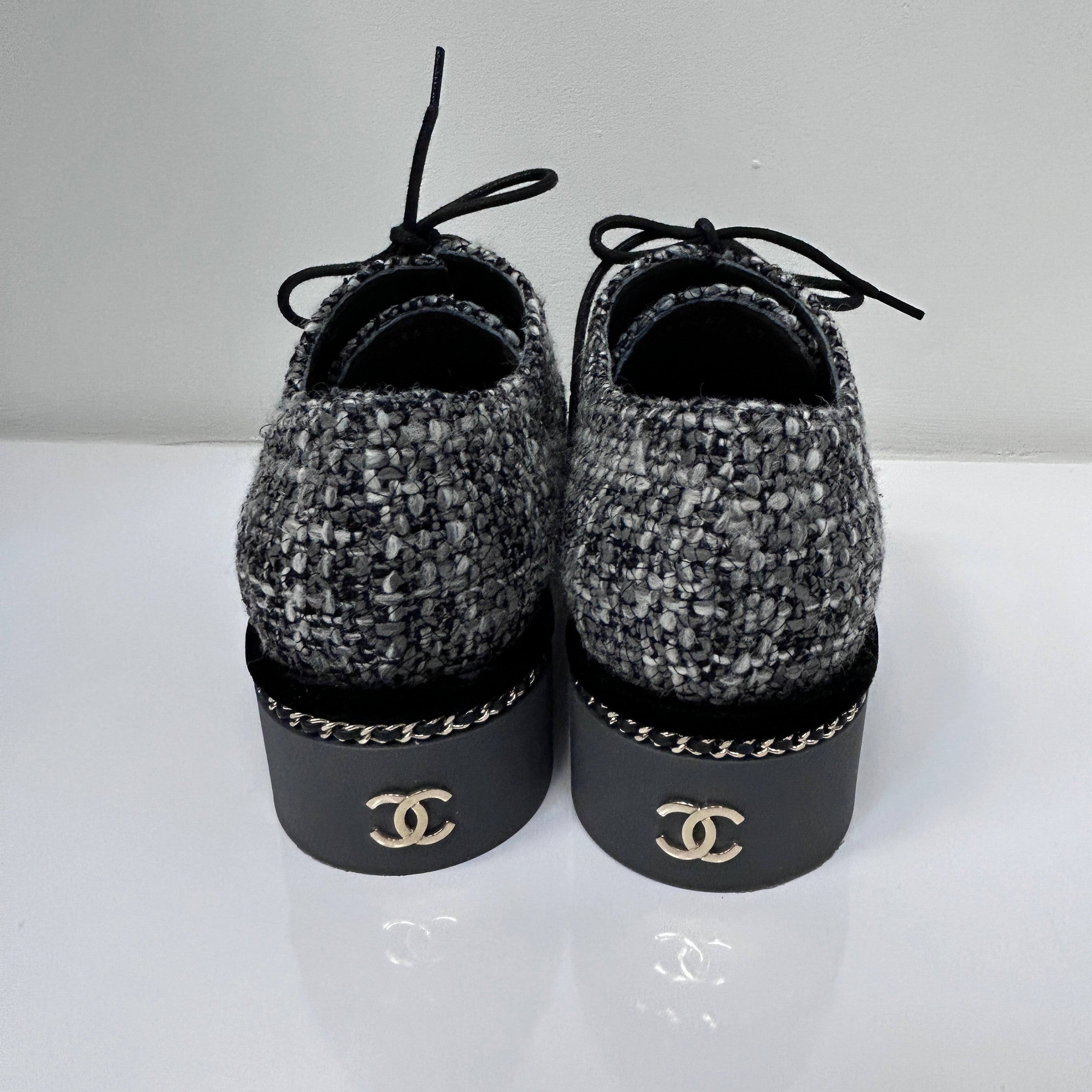 20K Grey Tweed Black Velvet CC Logo Chain Around Lace Up Flat Loafer