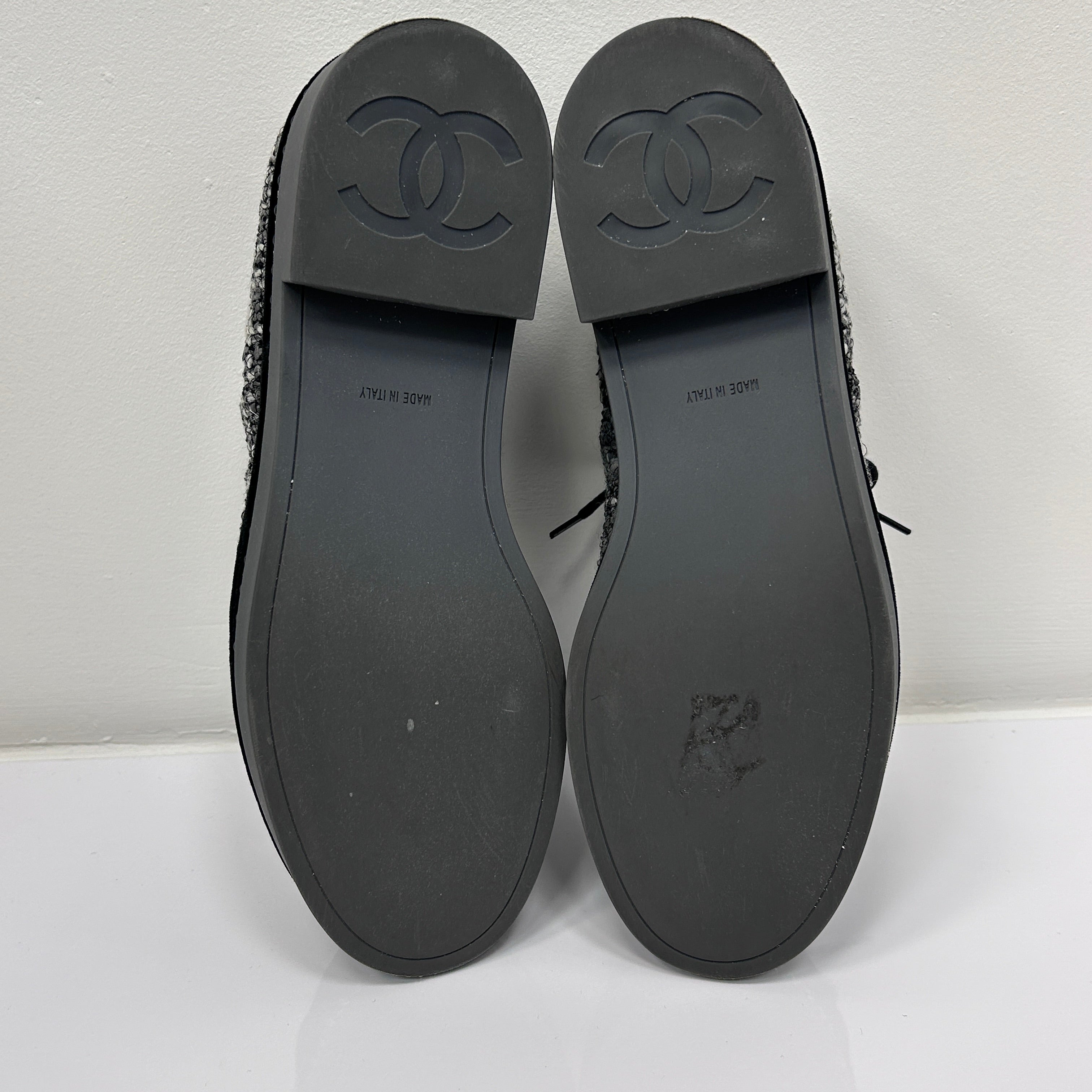 20K Grey Tweed Black Velvet CC Logo Chain Around Lace Up Flat Loafer