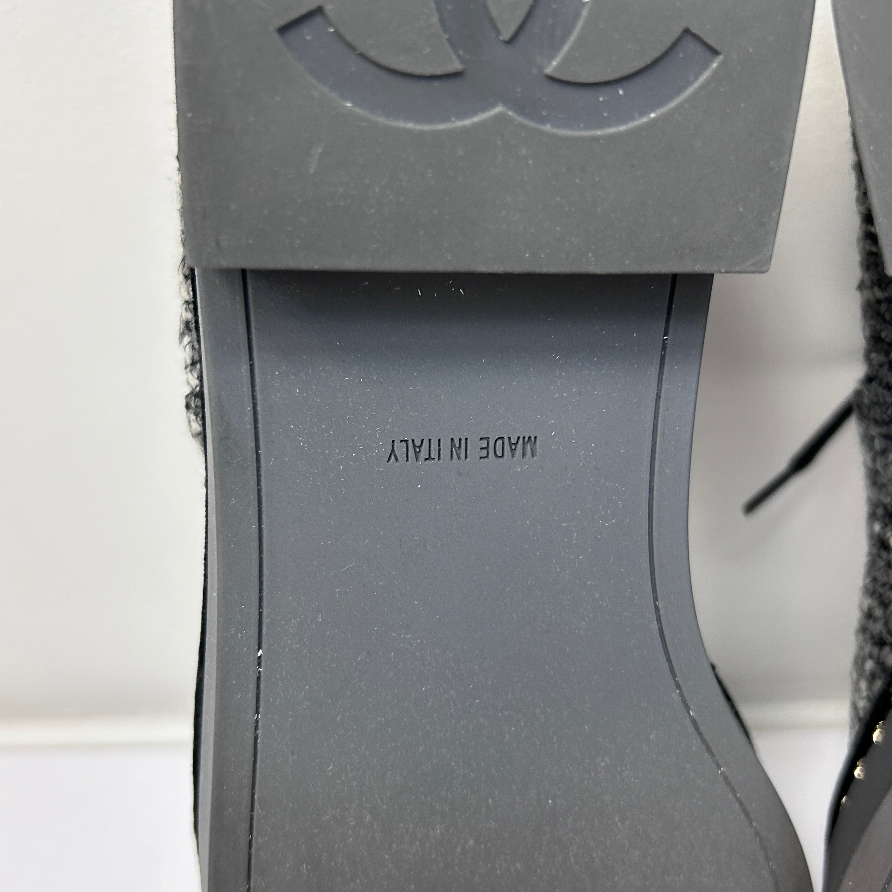 20K Grey Tweed Black Velvet CC Logo Chain Around Lace Up Flat Loafer