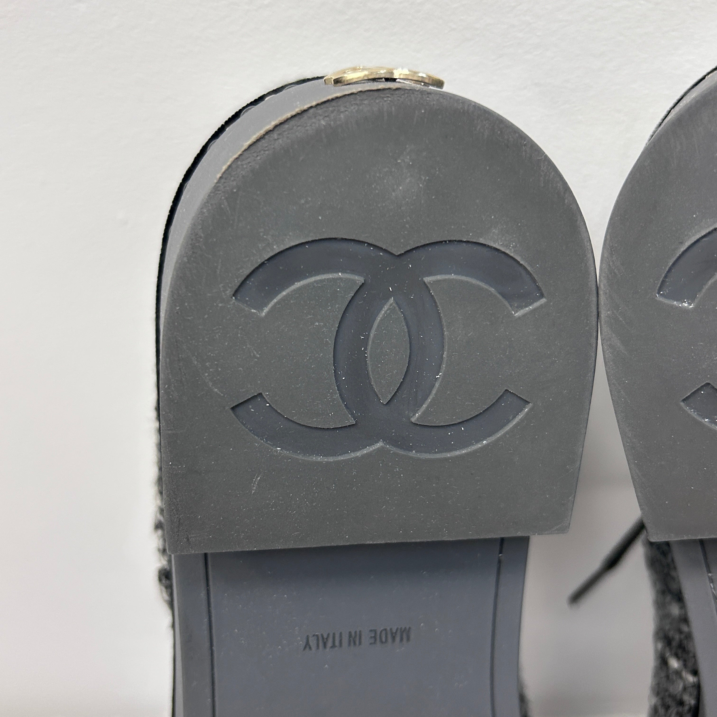20K Grey Tweed Black Velvet CC Logo Chain Around Lace Up Flat Loafer