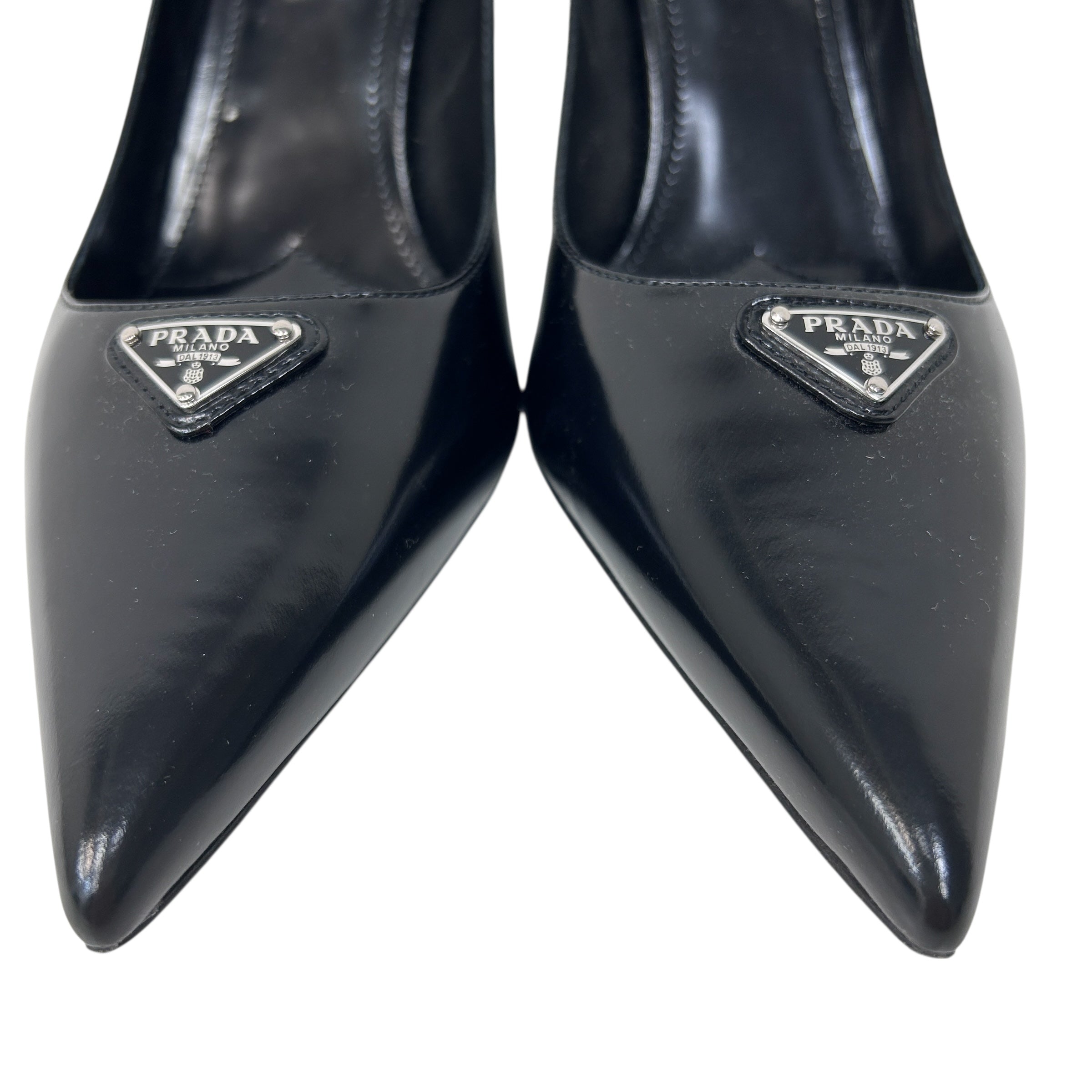 Black Enameled Metal Triangle Leather Pumps